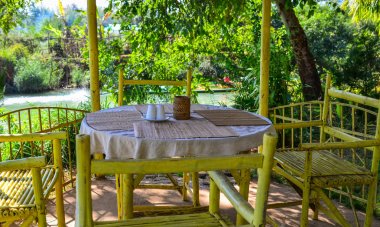 Kırsal bir restoranda tahta sandalyeler ve masalar. 