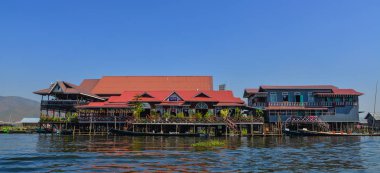 Inle Gölü, Myanmar üzerinde kayan Köyü 
