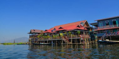 Inle Gölü, Myanmar üzerinde kayan Köyü 