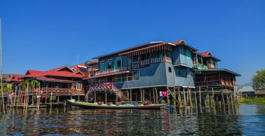 Inle Gölü, Myanmar üzerinde kayan Köyü 