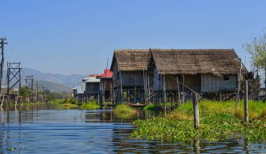 Inle Gölü, Myanmar üzerinde kayan Köyü 