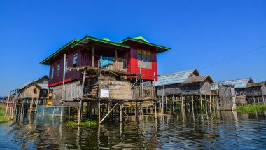 Inle Gölü, Myanmar üzerinde kayan Köyü 