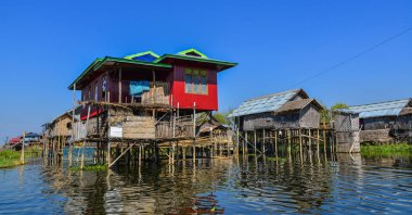 Inle Gölü, Myanmar üzerinde kayan Köyü 