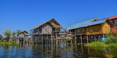 Inle Gölü, Myanmar üzerinde kayan Köyü 