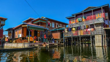 Inle Gölü, Myanmar üzerinde kayan Köyü 
