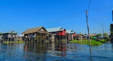 Inle Gölü, Myanmar üzerinde kayan Köyü 