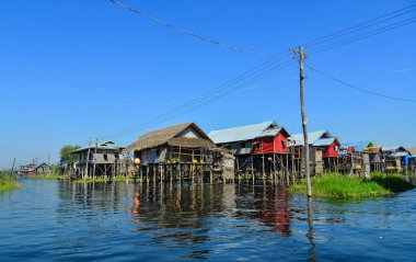 Inle Gölü, Myanmar üzerinde kayan Köyü 