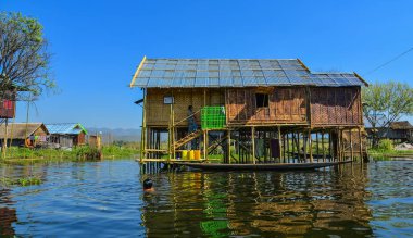 Inle Gölü, Myanmar üzerinde kayan Köyü 