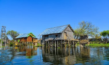 Inle Gölü, Myanmar üzerinde kayan Köyü 