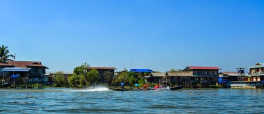 Inle Gölü, Myanmar üzerinde kayan Köyü 