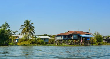 Inle Gölü, Myanmar üzerinde kayan Köyü 