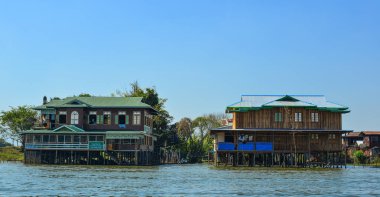 Inle Gölü, Myanmar üzerinde kayan Köyü 