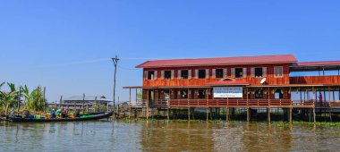 Inle Gölü, Myanmar üzerinde kayan Köyü 