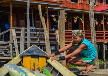 Turist iskelesinde çalışan genç bir adam.