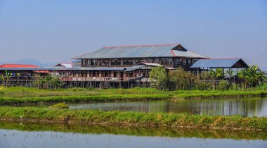 Inle Gölü, Myanmar üzerinde kayan Köyü 