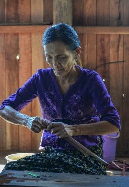 Dokuma fabrikasında çalışan insanlar 