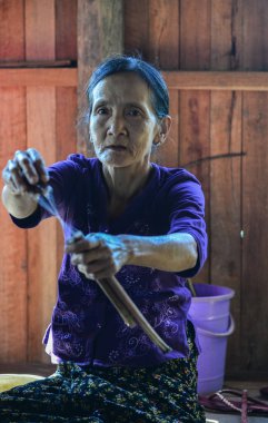 Dokuma fabrikasında çalışan insanlar 