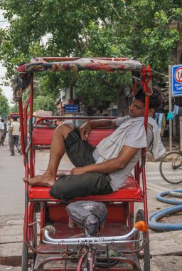 Rickshaw sokakta bekliyor 
