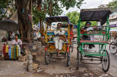 Rickshaw sokakta bekliyor 