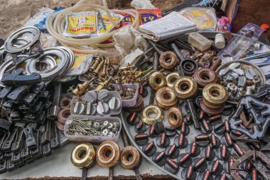Sokak pazarında donanımlar 