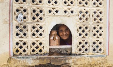 Eski sarayda su satan bir kadın.