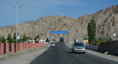 Ladakh'ta dağ yolu, Hindistan 