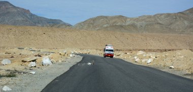 Ladakh'ta dağ yolu, Hindistan 