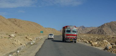 Ladakh'ta dağ yolu, Hindistan 