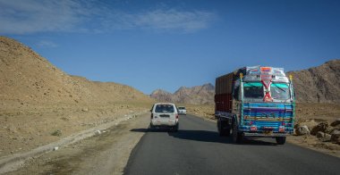 Ladakh'ta dağ yolu, Hindistan 