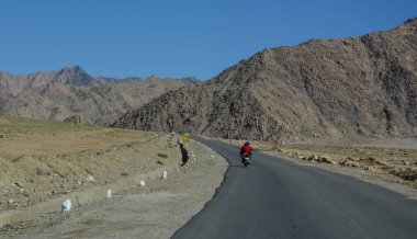 Ladakh'ta dağ yolu, Hindistan 
