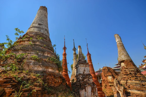 Shwe Indein Pagoda en Inle Lake, Myanmar — Foto de Stock