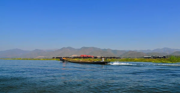 Barco de madeira em Inle Lake, Myanmar — Fotografia de Stock