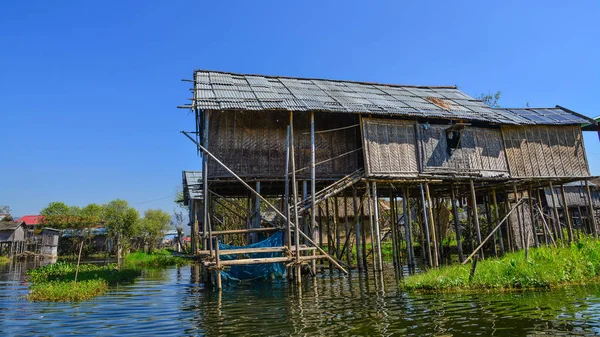 Pueblo flotante en el lago Inle, Myanmar — Foto de Stock