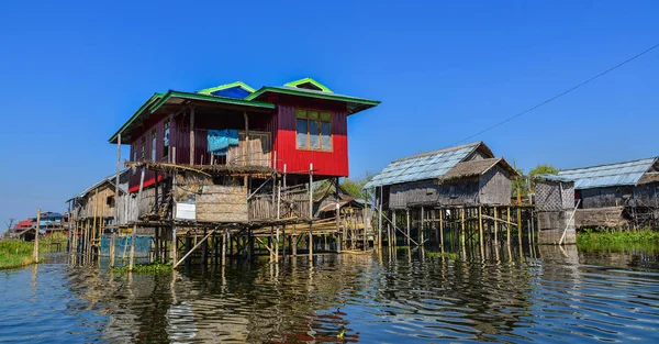 Zwevende dorp op Inlemeer, Myanmar — Stockfoto