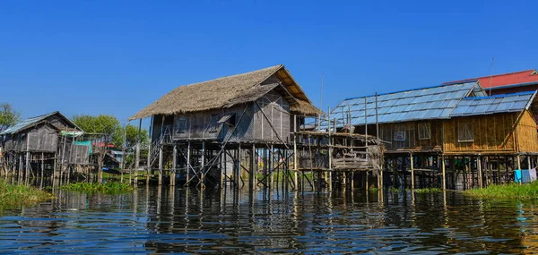 Pueblo flotante en el lago Inle, Myanmar — Foto de Stock
