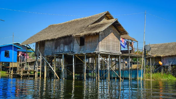 Plovoucí vesnice na jezeře Inle, Myanmar — Stock fotografie