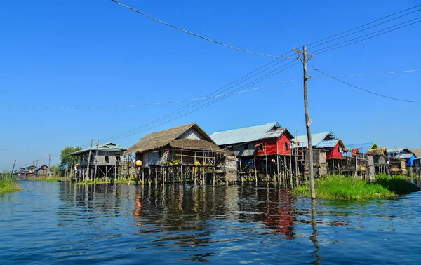 Plovoucí vesnice na jezeře Inle, Myanmar — Stock fotografie