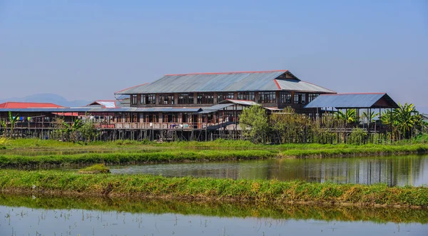 Plovoucí vesnice na jezeře Inle, Myanmar — Stock fotografie