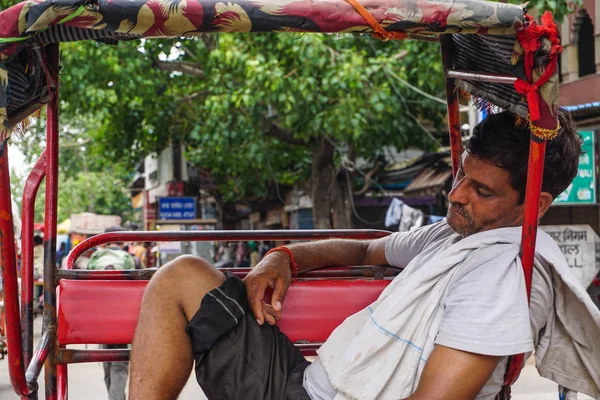 Rickshaw che aspetta in strada — Foto Stock