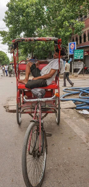 Rickshaw che aspetta in strada — Foto Stock