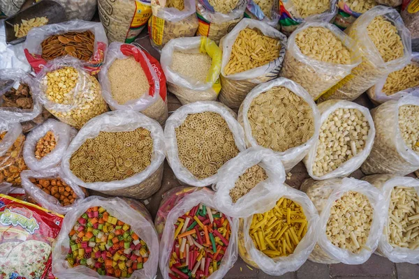 地元市場で販売する乾燥食品 — ストック写真