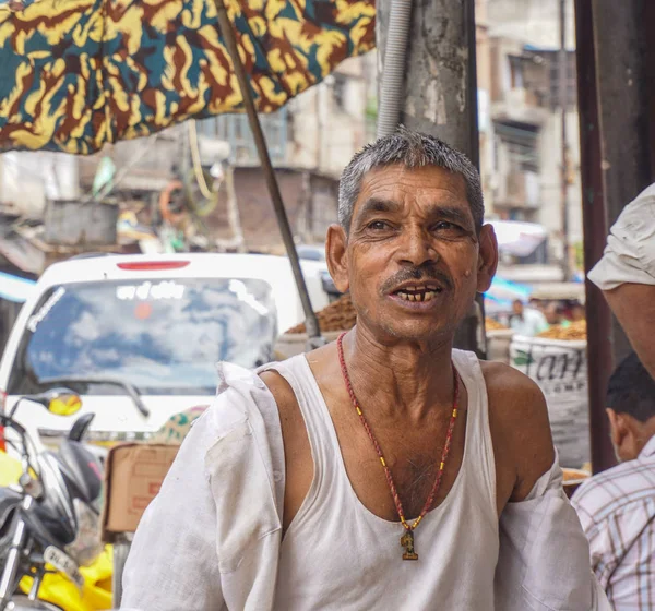 Porträt eines indischen Mannes auf der Straße — Stockfoto
