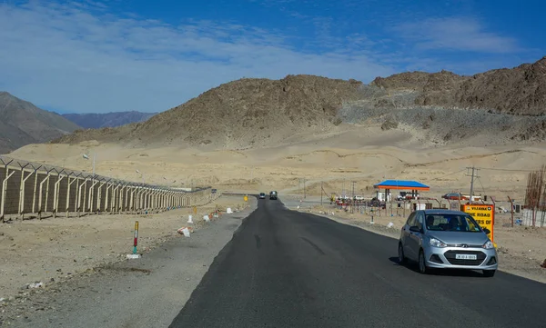 Camino de montaña en Ladakh, India — Foto de Stock