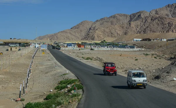 Camino de montaña en Ladakh, India — Foto de Stock