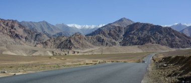 Ladakh'ta dağ yolu, Hindistan 
