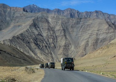 Ladakh'ta dağ yolu, Hindistan 
