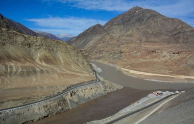 Keşmir & Jammu'nun dağ manzarası 