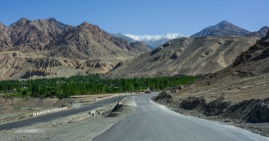 Ladakh'ta dağ yolu, Hindistan 