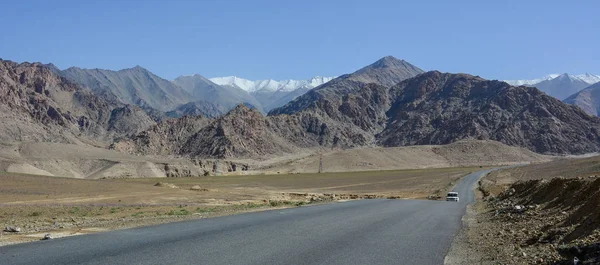 Ladakh'ta dağ yolu, Hindistan 