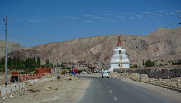Ladakh'ta dağ yolu, Hindistan 
